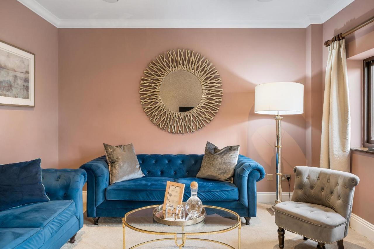 Boringdon Hall Hotel And Spa Plymouth Luaran gambar A living room with a floor lamp